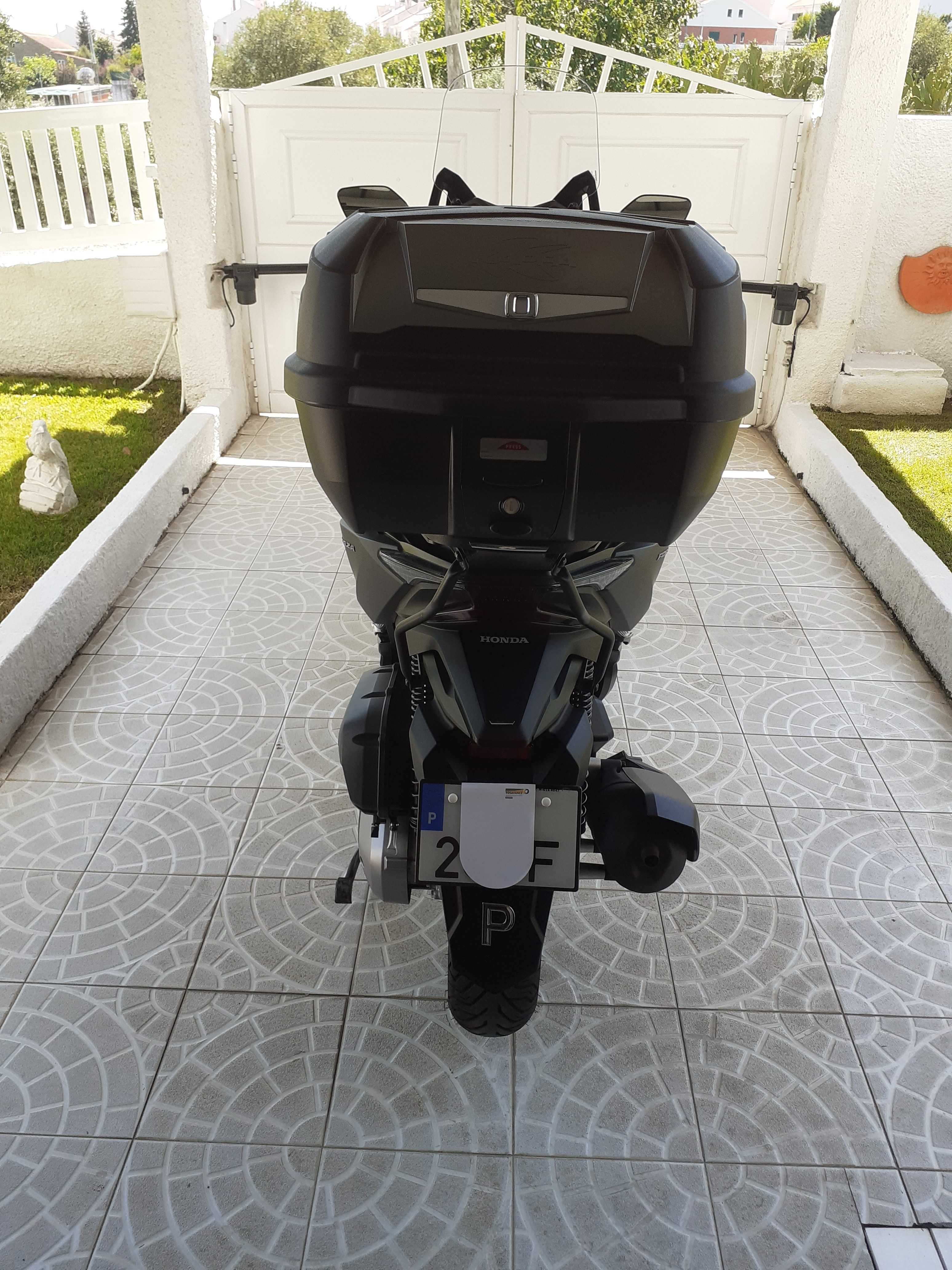 Vendo Honda Forza - 125cc, em estado irrepreensível, do ano de 2023 .