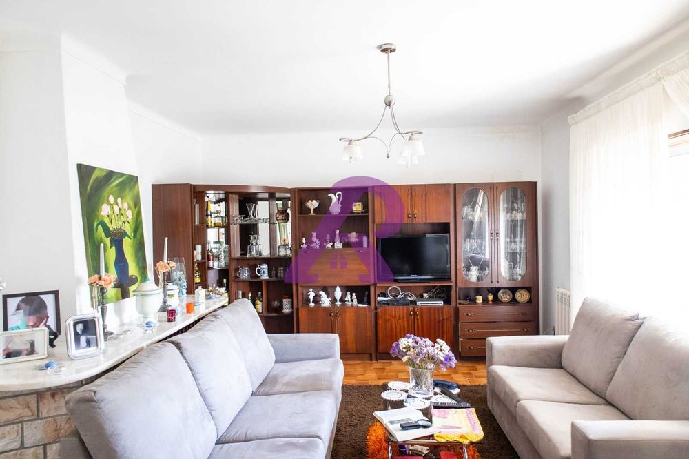 Moradia T3 com cave e espaço exterior – Souto da Carpalhosa, Leiria