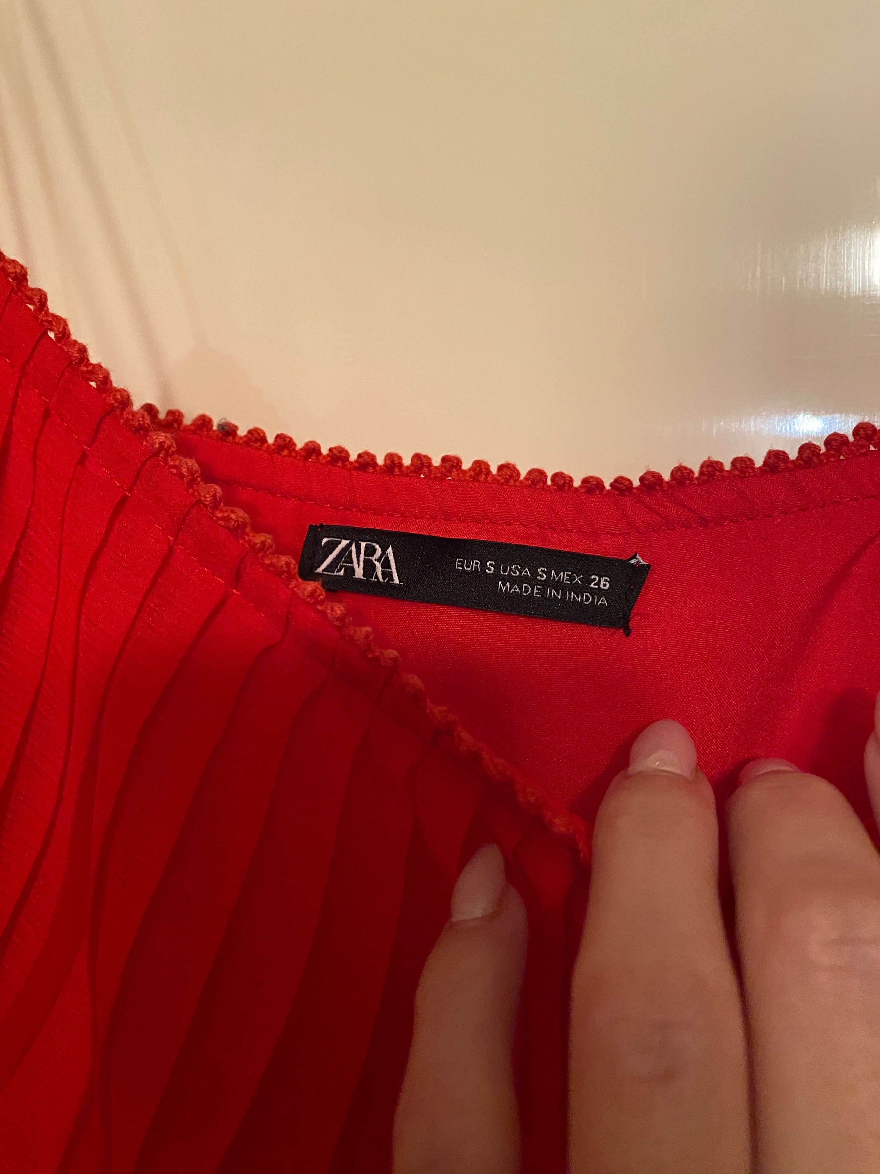 Plisowana sukienka Zara czerwona falbanki S zwiewna