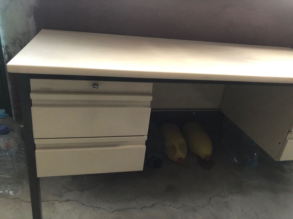 Secretária de escritório em metal