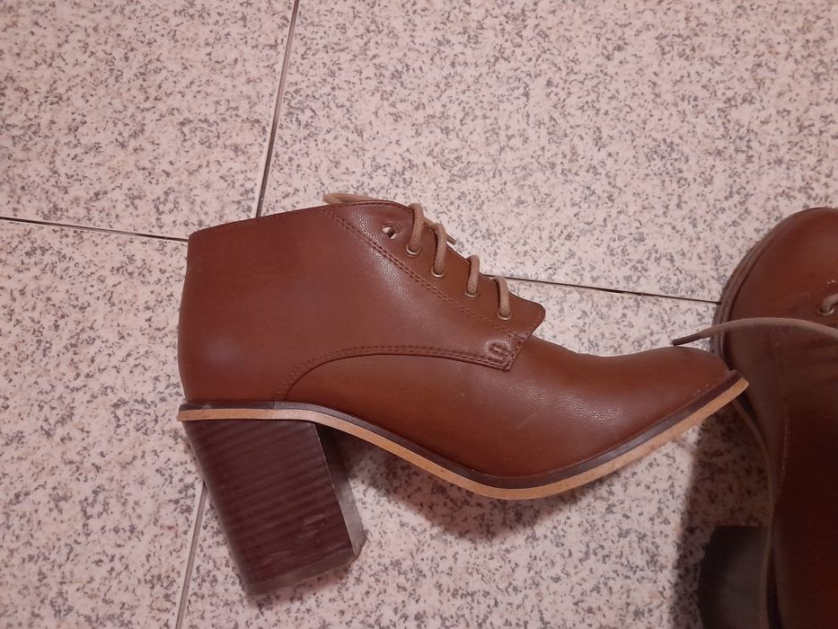 Vendo botins castanhos