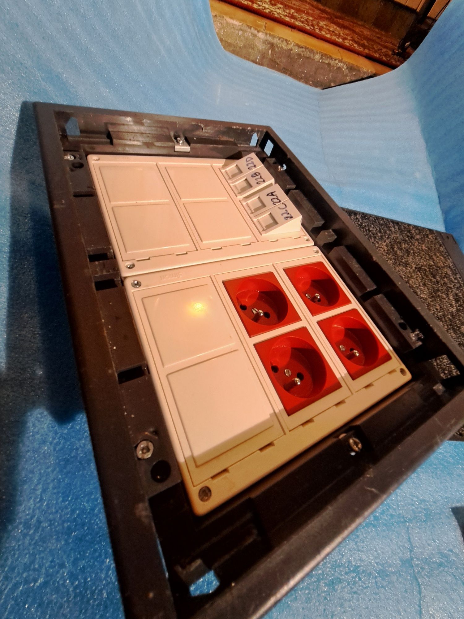 Gniazdka elektryczne, gniazdka RJ45, puszka podłogowa Simon