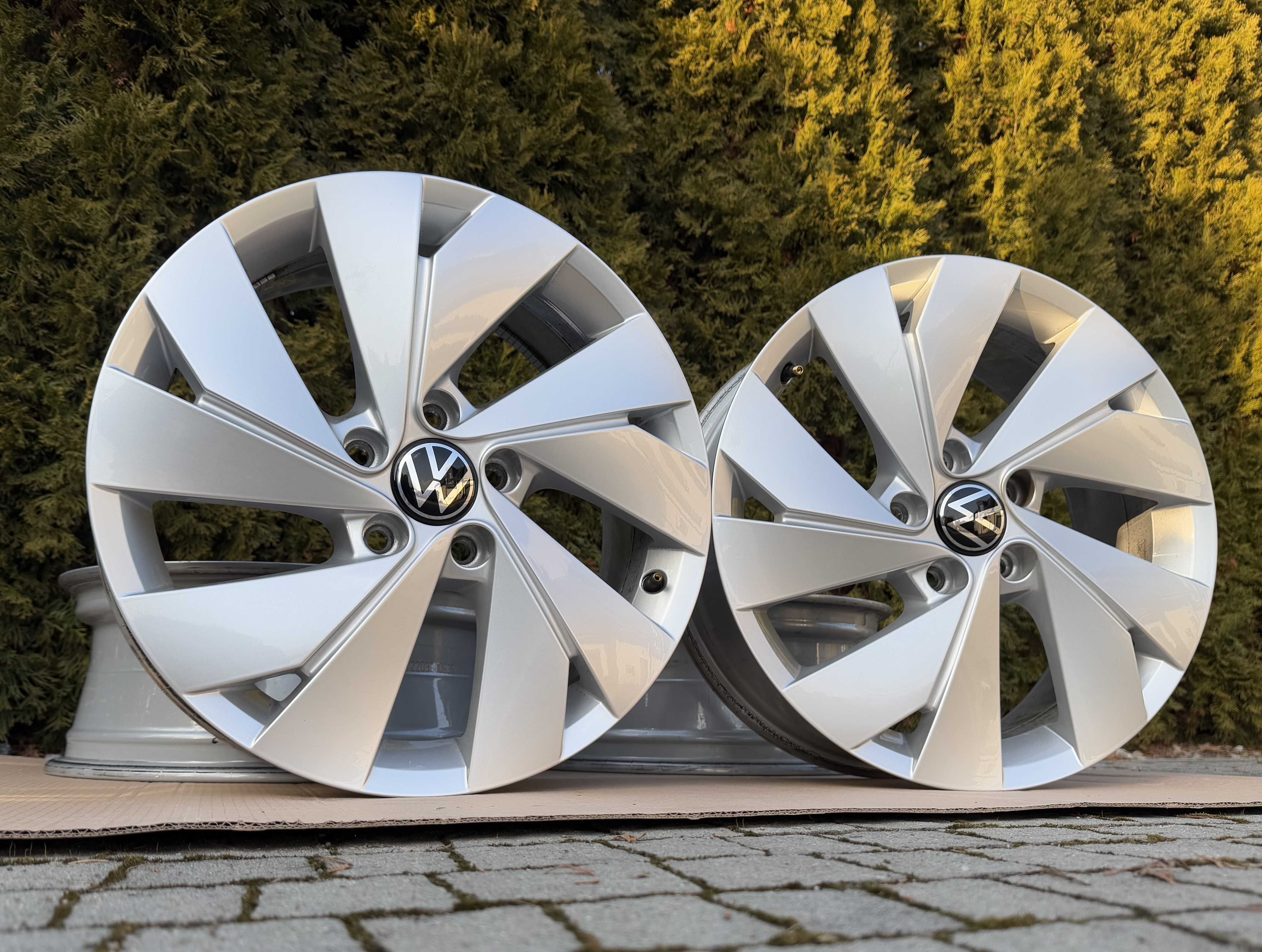 Felgi 17 cali oryginał VW GOLF 8 VIII MK8 Passat Tiguan Caddy