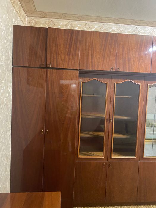 Продам великий стінковий шкаф-стінку в класичному стилі