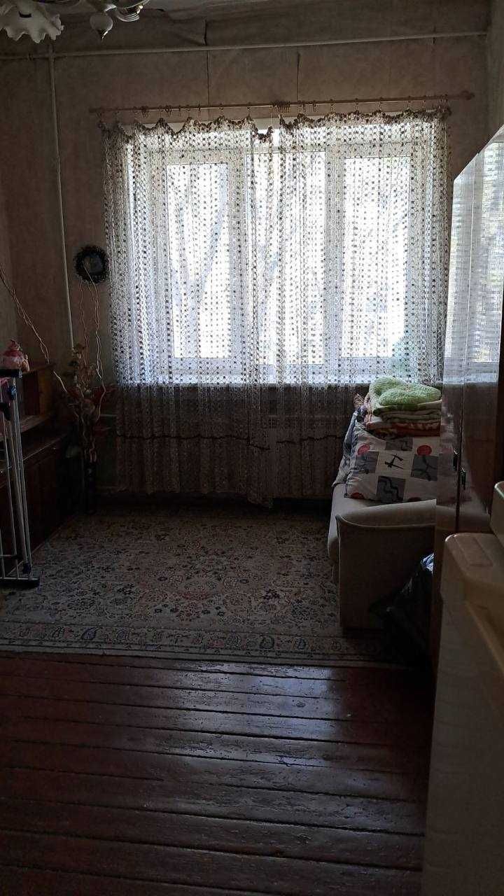 Продам 2 комнатную гостинку в центре,метро Ярослава Мудрого VI