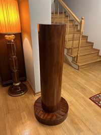Kolumna z drewna po renowacji