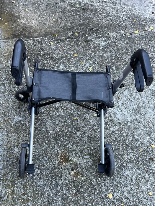Sprzedam lekki aluminiowy chodzik/pchacz: firmy ROLLATOR