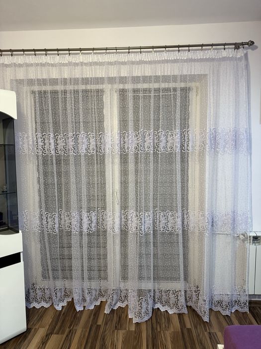 Firanka z błyszczącymi haftami