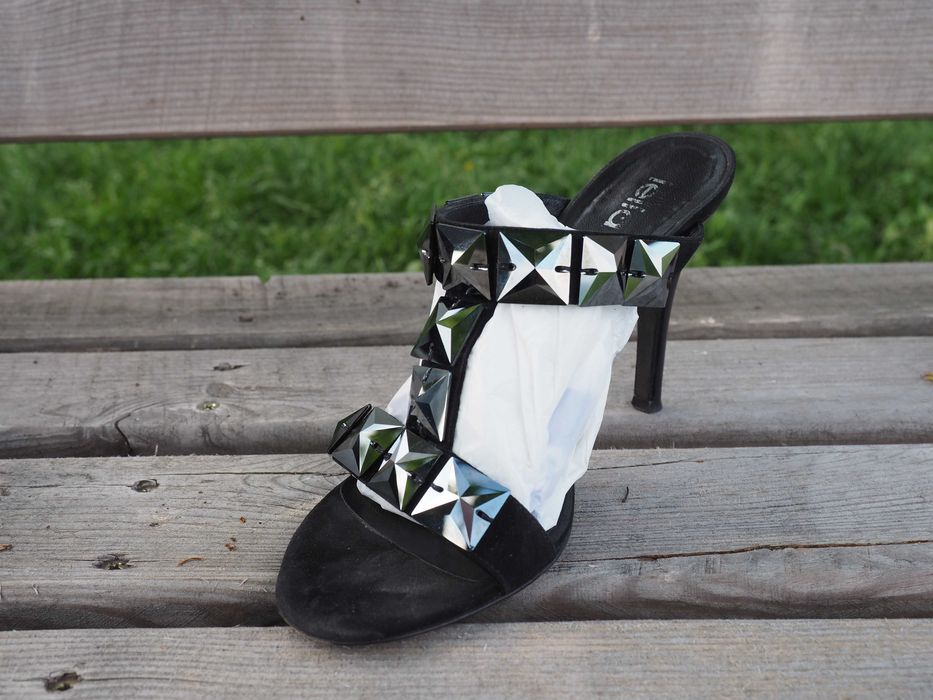 Жіночі босоніжки.