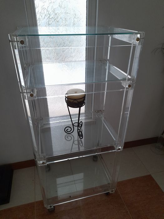 Estante em acrílico e vidro, muito bonita