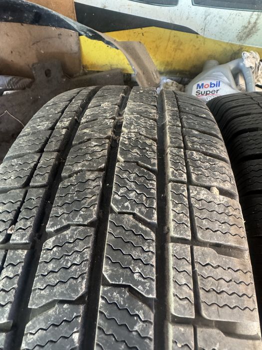 Продам резину  215 65 R16c