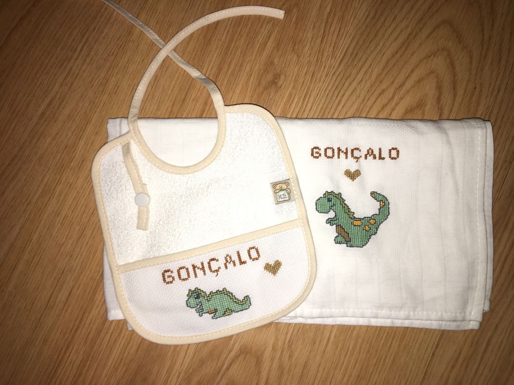 Conjuntos Babete e Fralda para Bebé-Bordados à mão