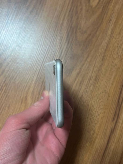 Подам айфон se 2020