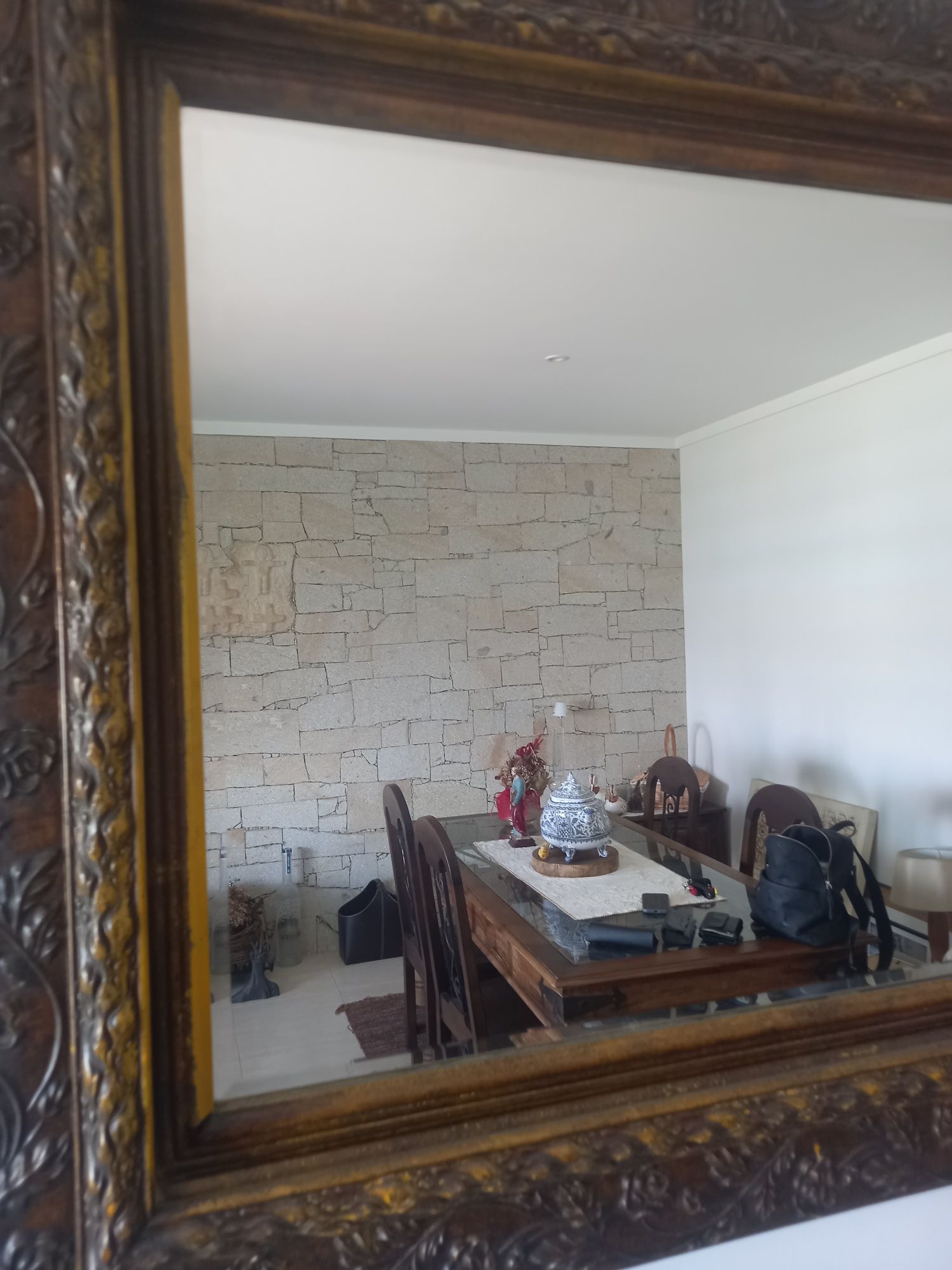 Espelho antigo com modura em relevo