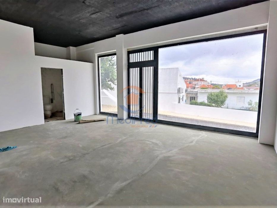 Loja NOVA com 70 m2 em Caneças