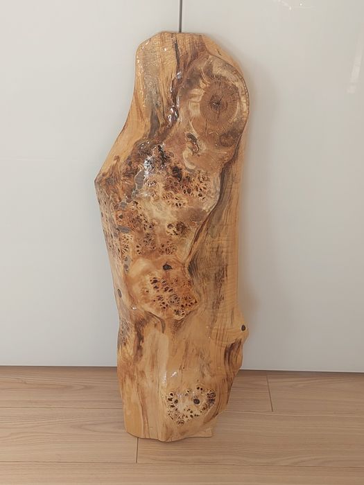 Niepowtarzalne stoliki drewniane, pokryte żywicą