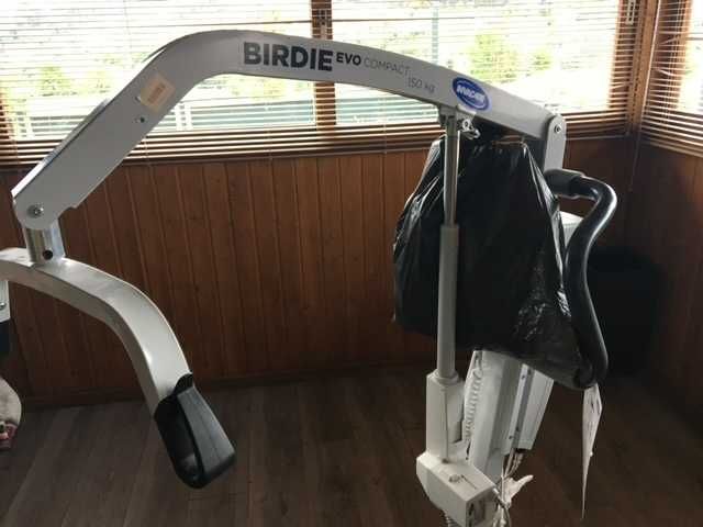 Elevador de Transferência Invacare Birdie Evo + Cesto Para Banho