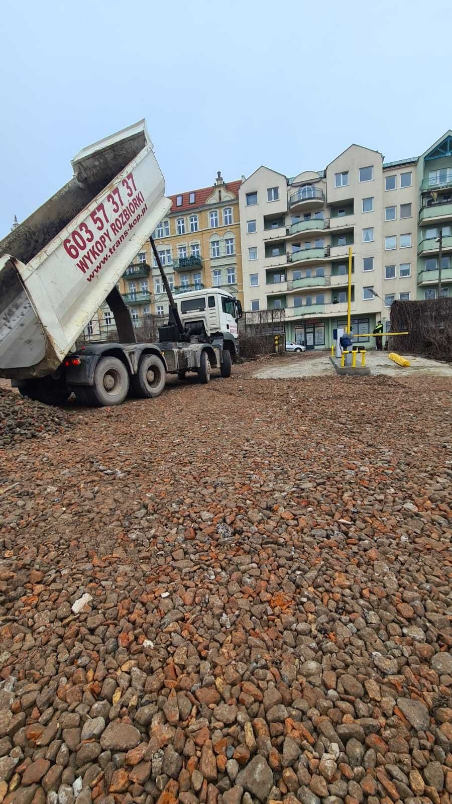 Utwardzenie terenu; parking; droga dojazdowa; plac z kruszywa