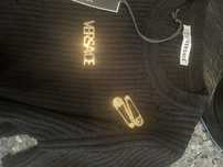 Śliczny lekki sweterek Versace-zlote agrafki r. M