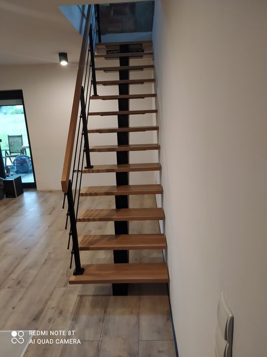 Schody drewniane na metalowej konstrukcji nowoczesne loft