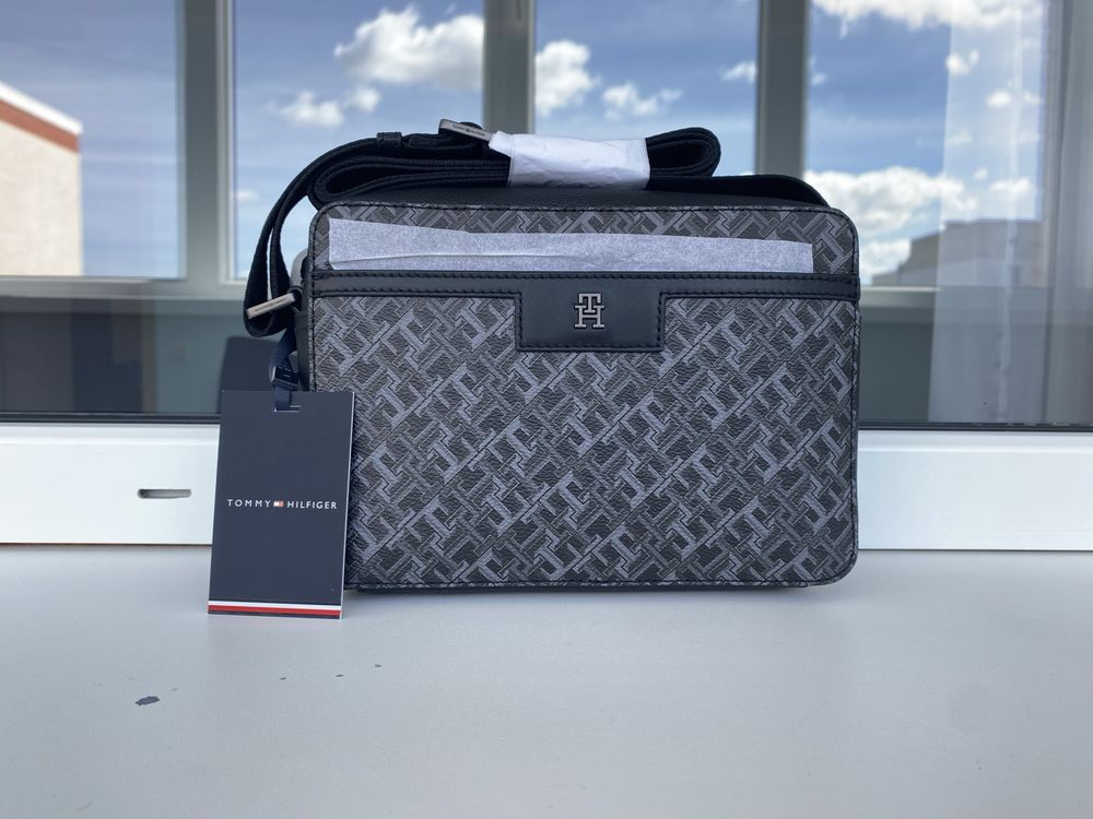 Сумка Tommy Hilfiger MONOGRAM CAMERA BAG | AM0AM12227 | Оригінал