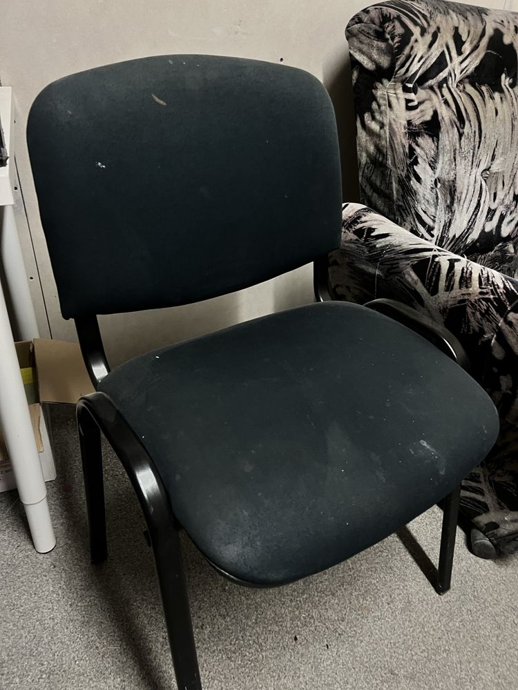 Komplet: biurko, krzesła, sofa – używane, tanio, Janki!