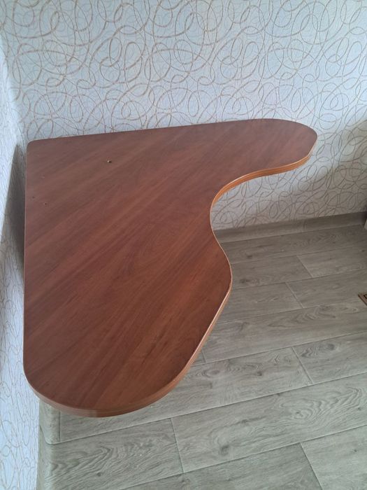 Кутовий комп'ютерний стіл