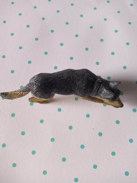 Figurka pies przyczajony