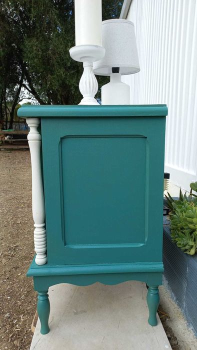 Mesa de cabeceira restaurada azul esverdeada com padrão floral