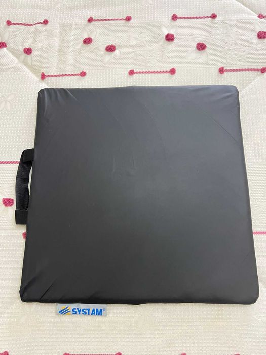 Cadeirão Manual Geriátrico em pele sintética com almofada antiescaras