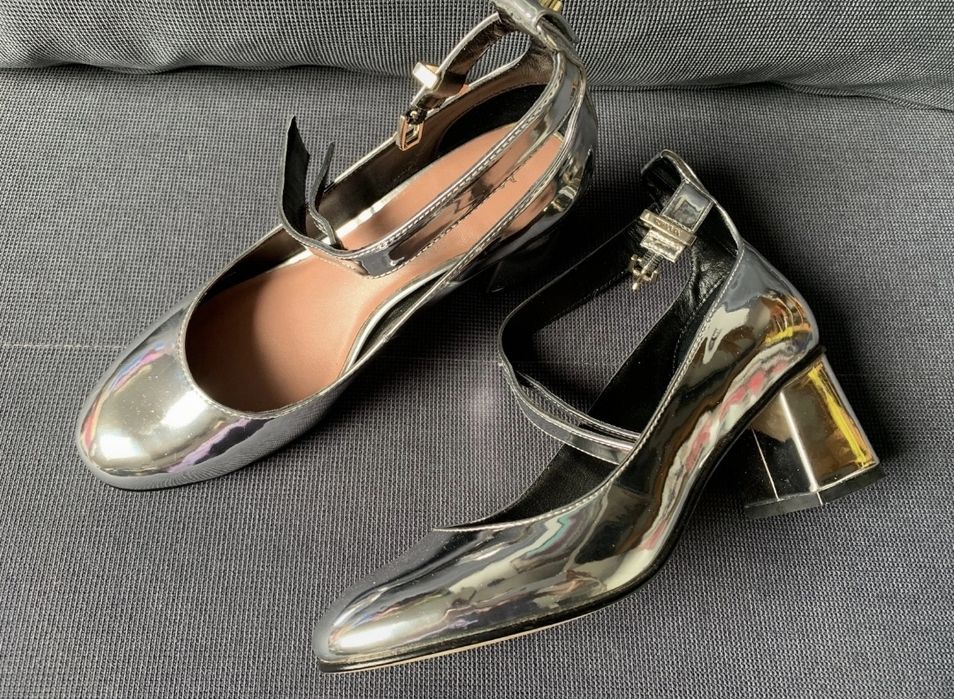 Sapatos prateados da Max&Co