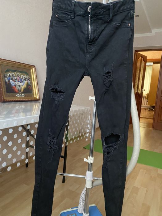 Джинсові штани. Рвані, чорного кольору.