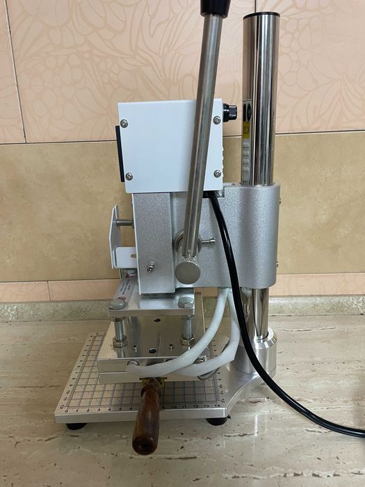 Прес для гарячого тиснення на шкірі, пресс для тиснения на коже