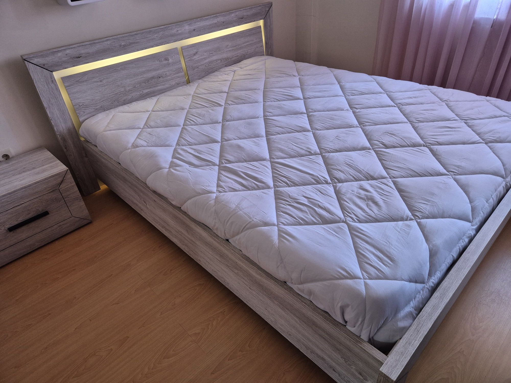Quarto casal com 3 peças em excelente estado.