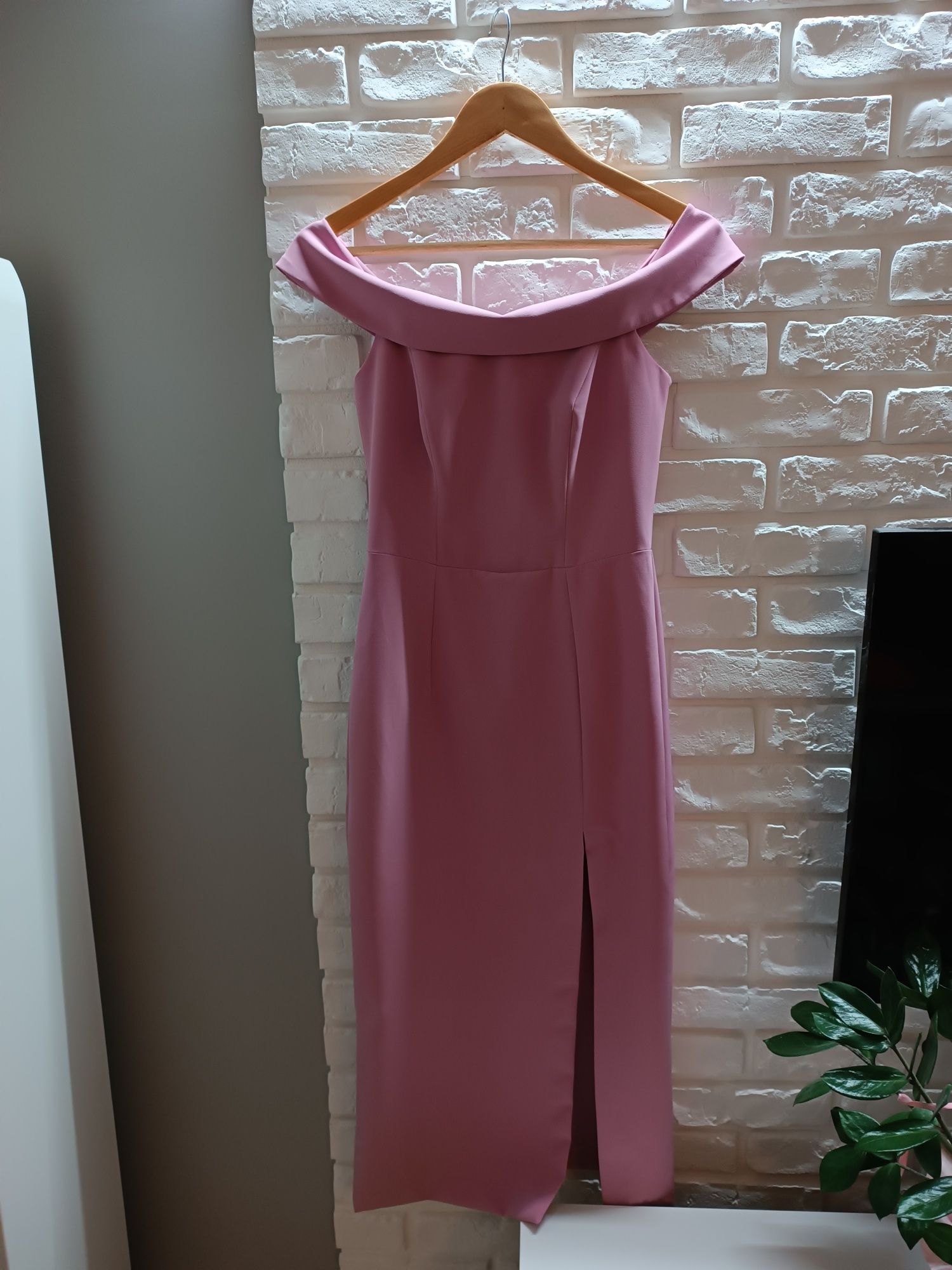 Sukienka z opadającymi ramionami długa liliowa 36S firmowa