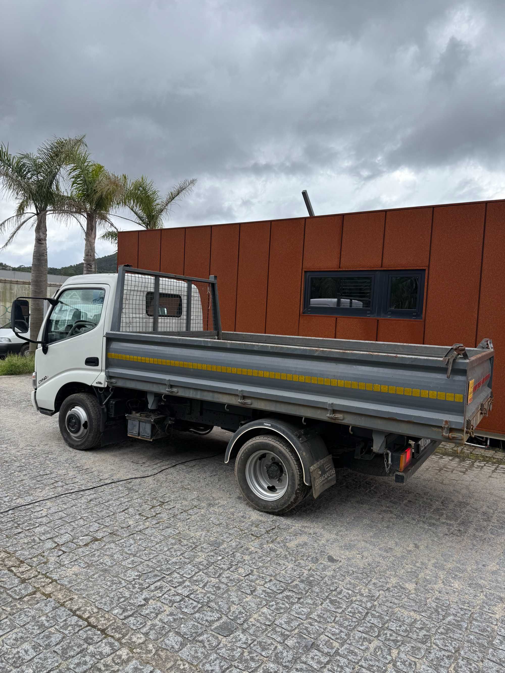 Toyota Dyna Tribasculante
