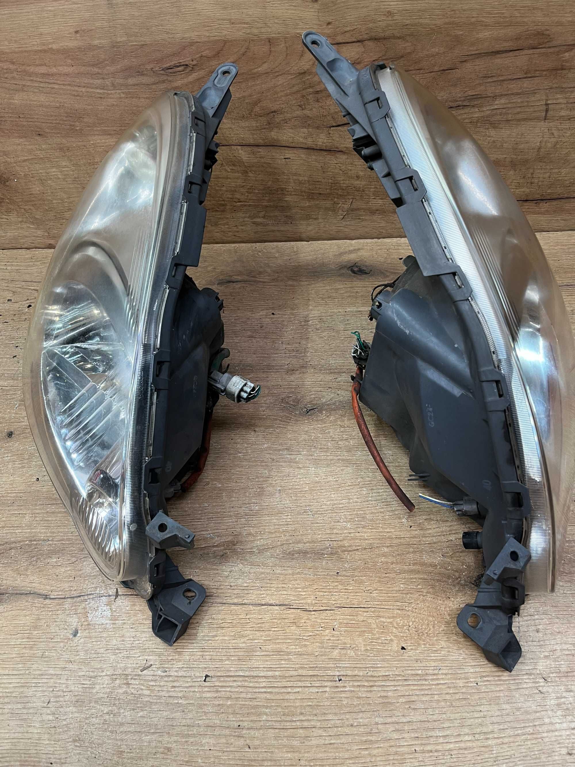 Lampa/reflektor przedni lewy prawy Toyota Yaris Verso lift