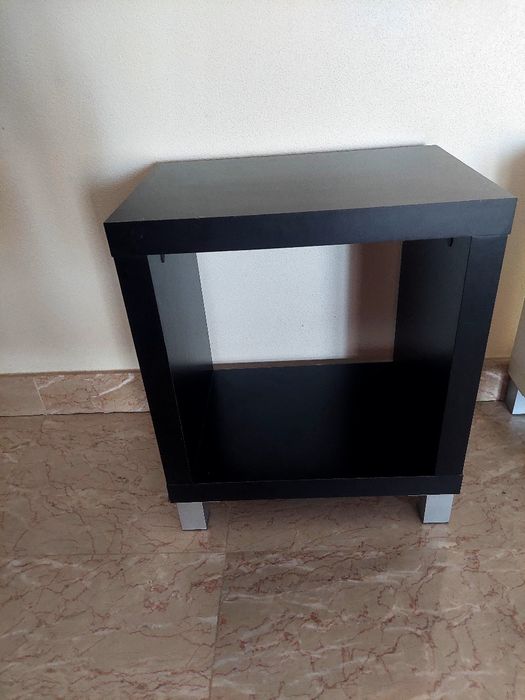 Móveis de apoio 1 branco e 1 preto