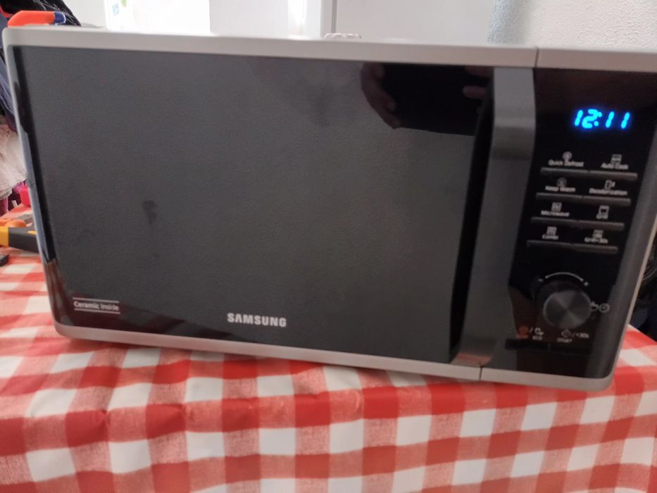 Microondas Samsung 23L-Grill, interior em cerâmica