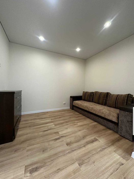 Продаж 1 кімнатної квартири з ремонтоми і меблями.