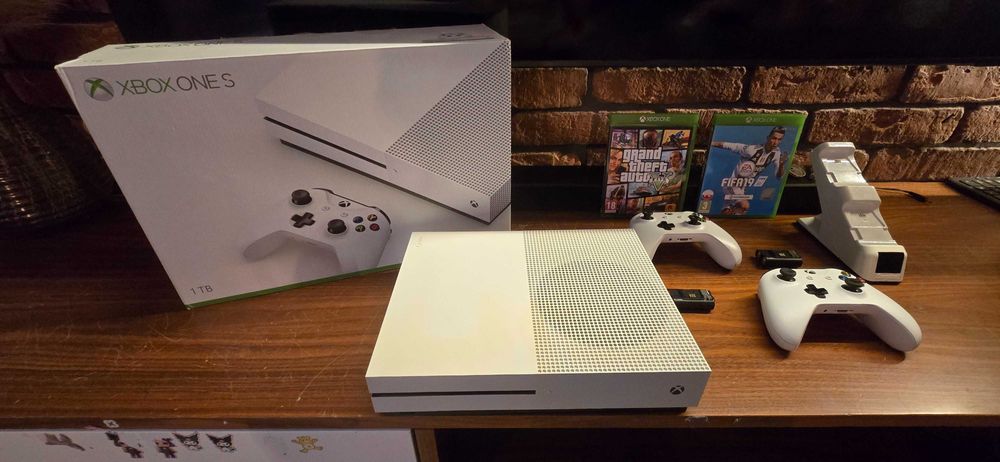 Konsola Xbox One S 1TB + 2 pady + 2 gry