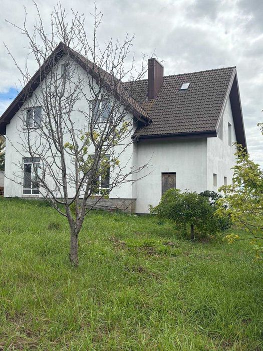 +Просторий двоповерховий будинок — готовий до внутрішніх робіт