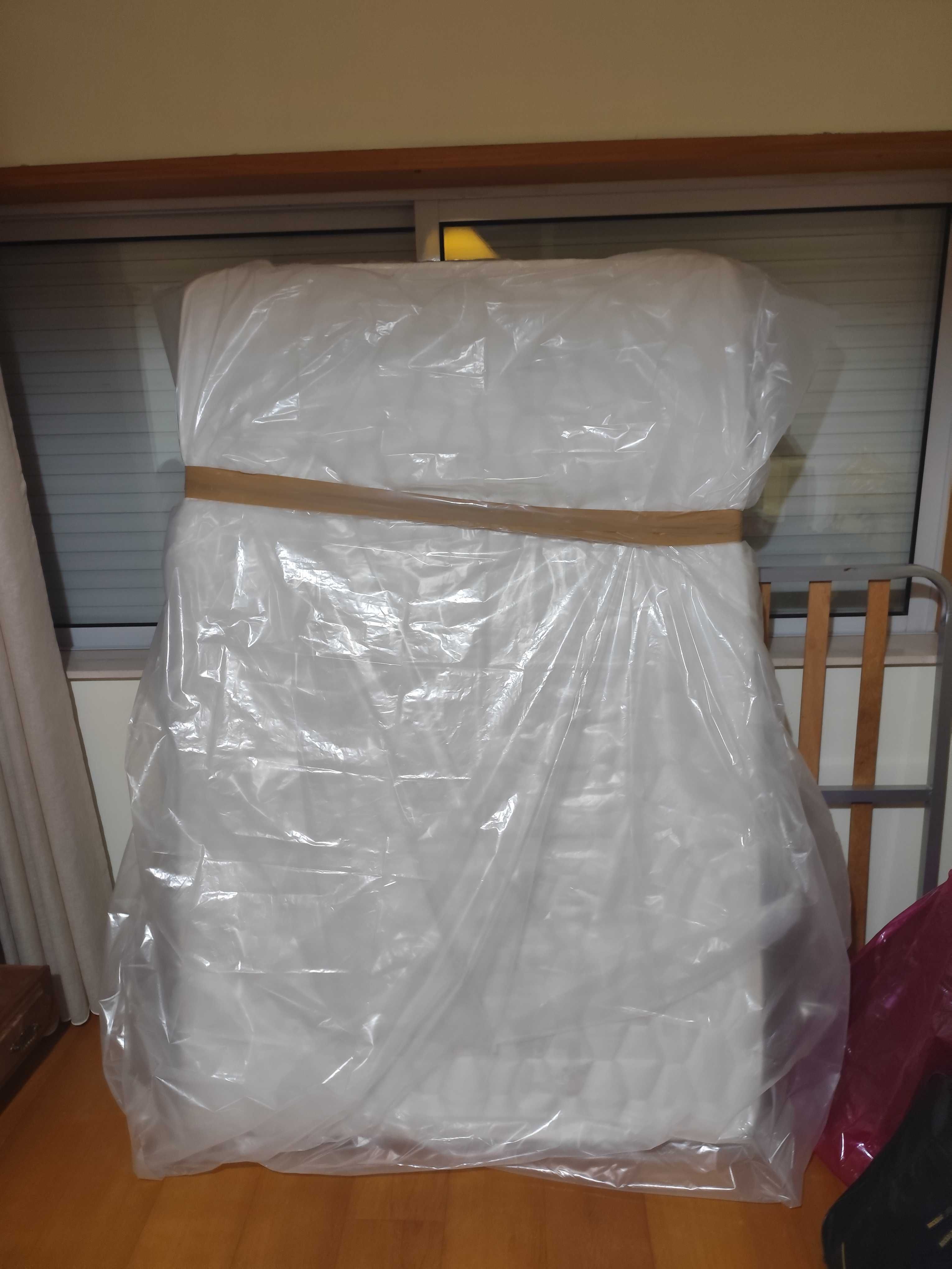 Cama 120x180, escrivaninha, colchão e mesa de cabeceira