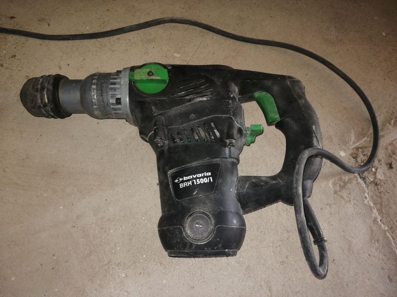 Máquina de furar e picar