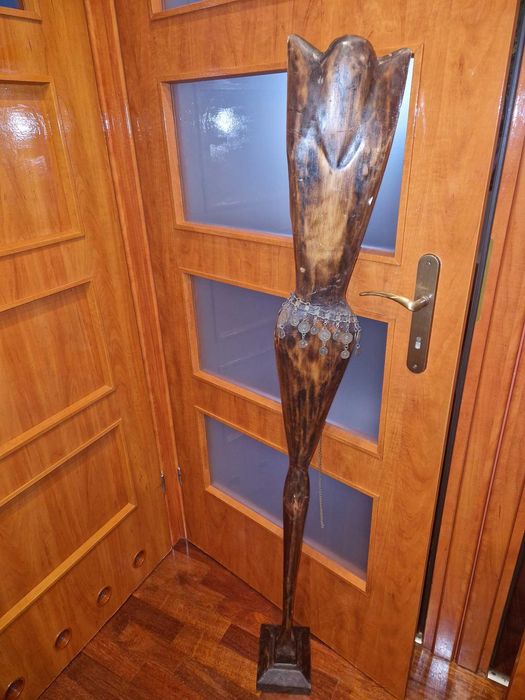 Rzeźbiona postać kobiety afrykańskie z drewna 1,5 m wysokości.