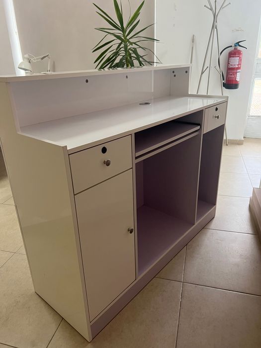 Balcão de receção branco