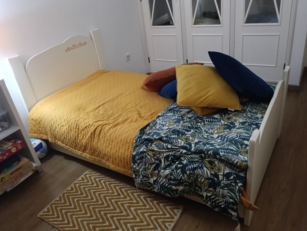Cama individual (Inclui edredom, lençóis de cama e coberta)