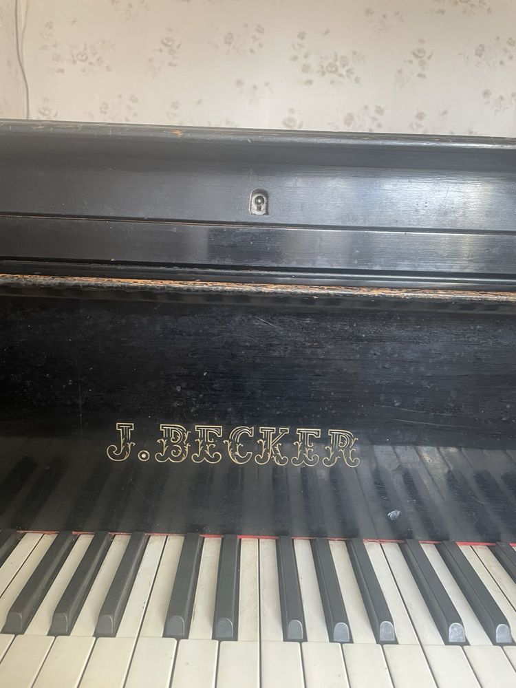 Продам рояль J.BECKER
