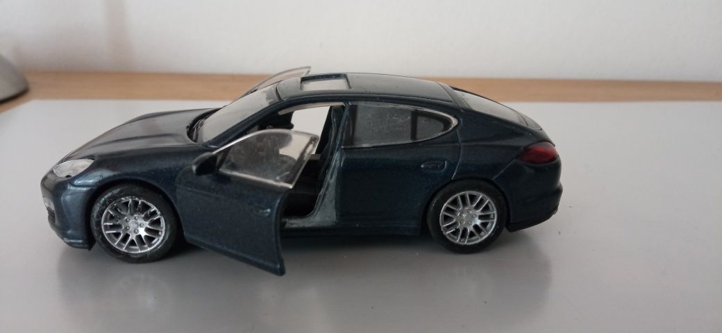 Welly Porsche Panamera w skali 1/43