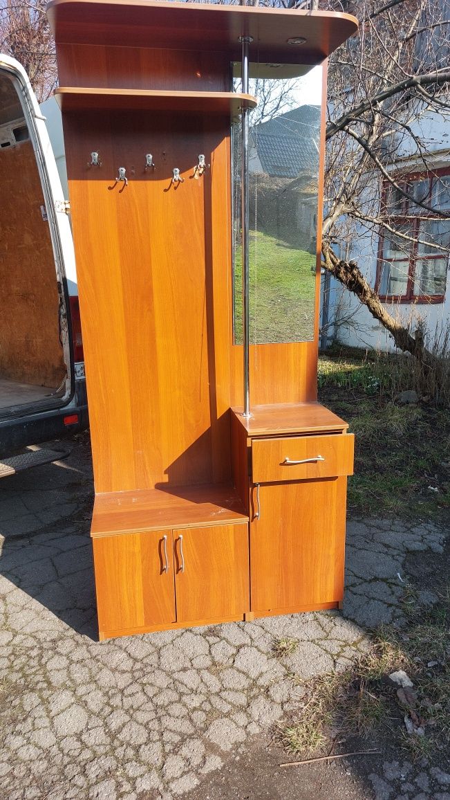 Диван книжка і прхожа